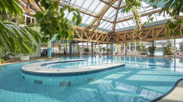 Wasserbecken unter Glasdach im Freizeitbad Riff